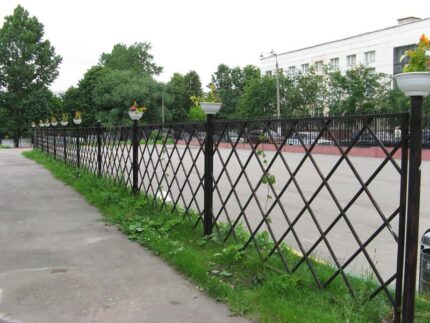 Забор из профильной трубы для школы