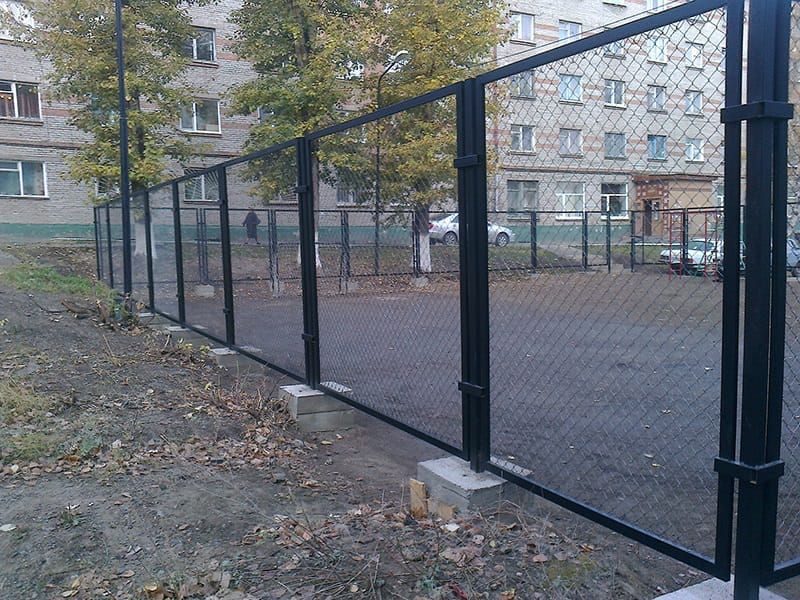 d04qz28v0osfksljsnwgyrromxfh3bds.jpg Секционный забор из сетки на спортивной площадке — изображение 1