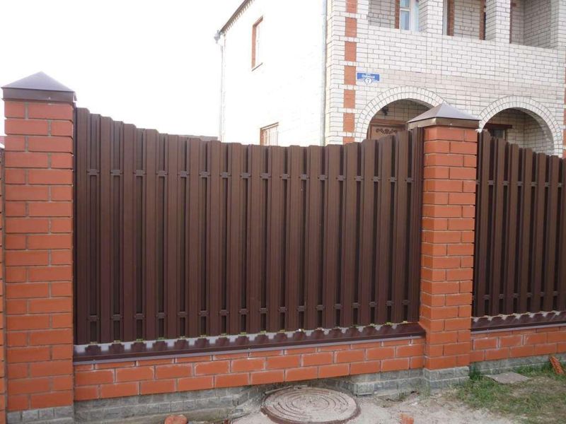 eu5fvo3h1ryxca3utu7moz98i35r31ex.jpg Забор из евроштакетника на кирпичном основании — изображение 1