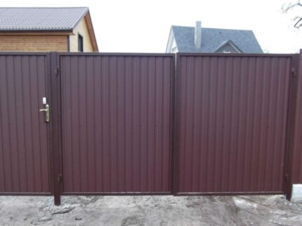 Распашные металлические ворота из профлиста с калиткой