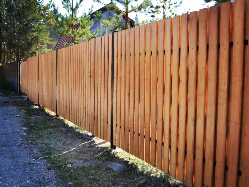 kirkua1x00sotkf83grkqnvb268m28ch.jpg Деревянный забор Шахматка на столбах из профильной трубы — изображение 1