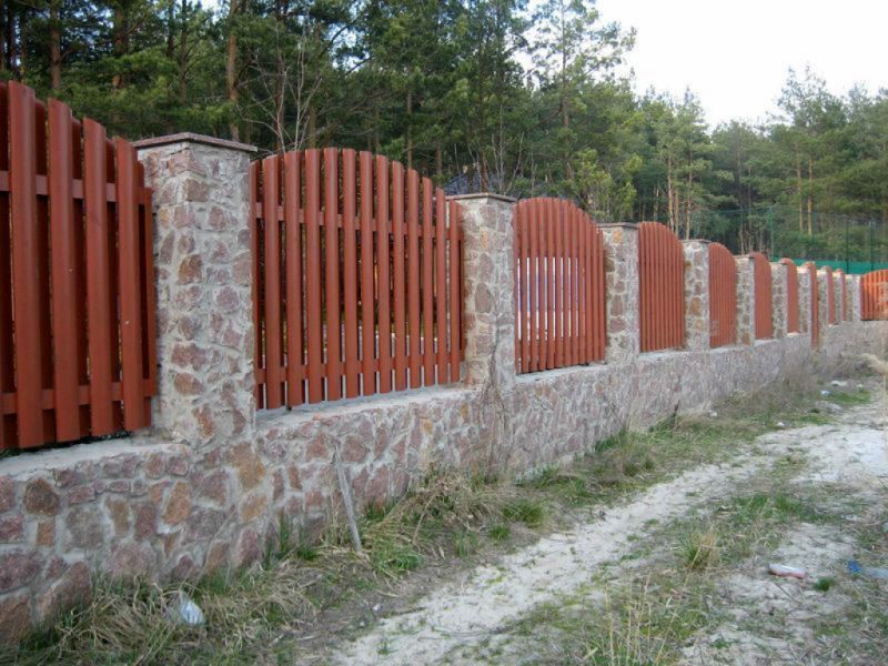 o5jsbfa81ml4hta6mmfyq7za0rqpum00.jpg Металлический штакетник коричневый с каменными столбами — изображение 1